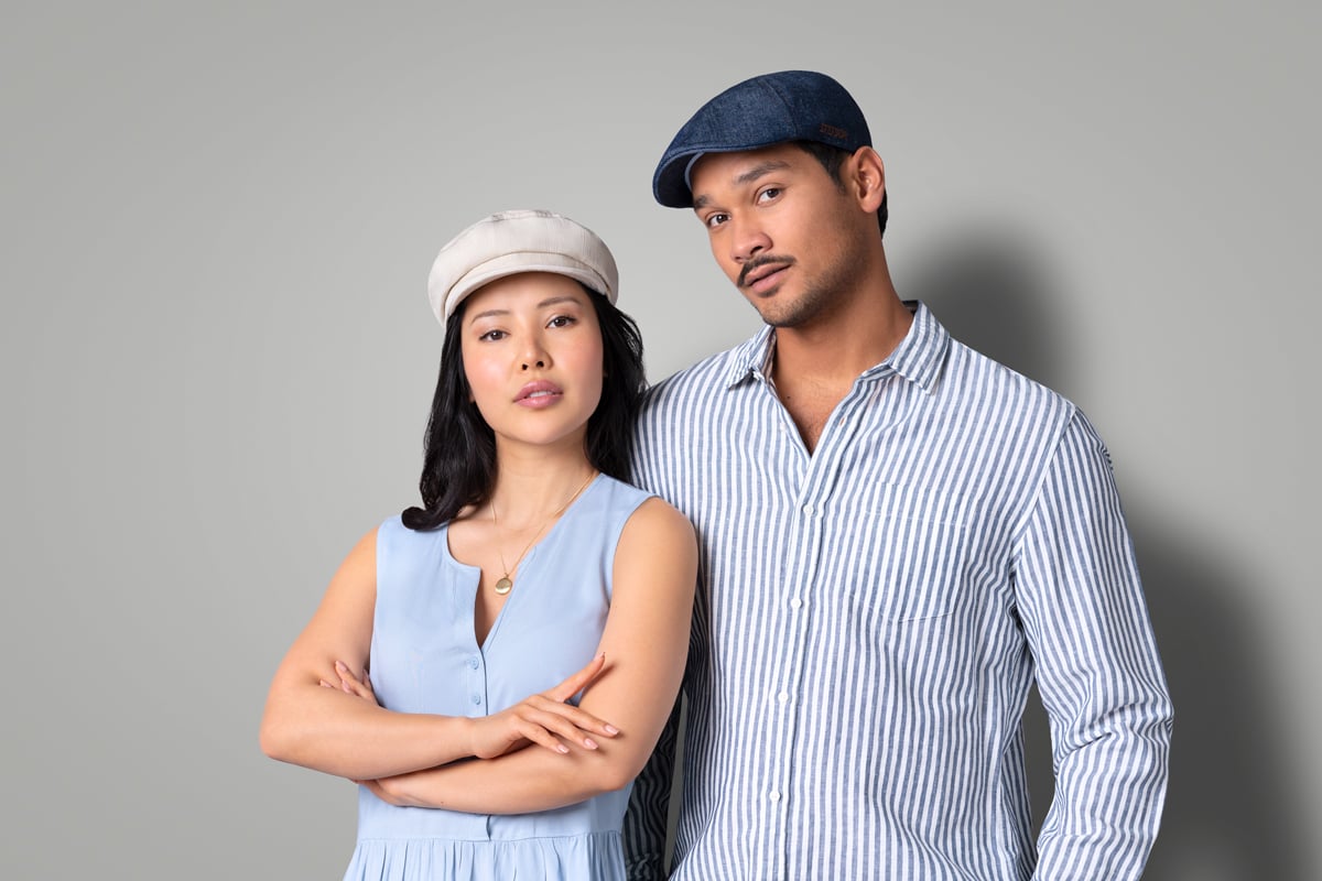 Models mit Kopfbedeckungen im Stil der 20er Models mit Kopfbedeckungen im Stil der 20er