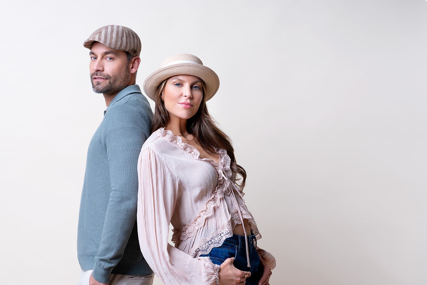 Herren-Flatcap und Damen-Hut
