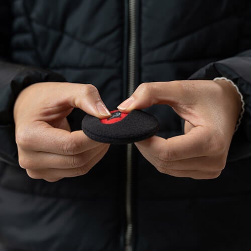 Earbags zur Innenseite drücken.